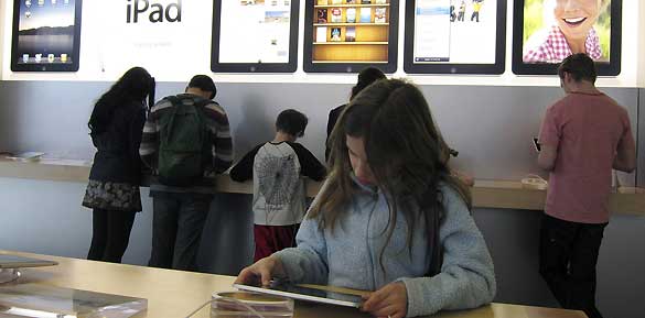 Clientes de la tienda Apple en Nueva York el d&iacute;a del lanzamiento del iPad.