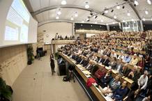Fabiola Gianotti, portavoz del CERN, presenta los resultados de la b&uacute;squeda del bos&oacute;n de Higgs ante un auditorio abarrotado