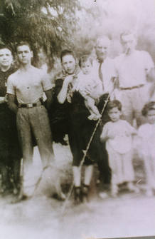 Vargas Llosa con apenas cuatro a&ntilde;os en una fotograf&iacute;a junto a su familia tomada en Cochabamba, Bolivia, en 1940.