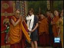 Ir al Video&nbsp;El Dalai Lama recibe a la primera dama de Francia, Carla Bruni