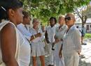Las damas de blanco, en el funeral del disidente fallecido en un accidente de tr&aacute;fico.