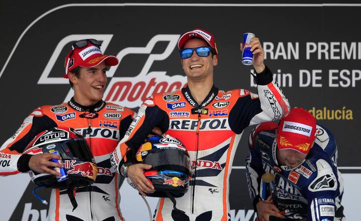 Dani Pedrosa celebra en el podio de Jerez su victoria en el GP de Espa&ntilde;a