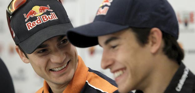 Los pilotos españoles Dani Pedrosa (i) y Marc Márquez (d) participan en un desayuno informativo Los pilotos españoles Dani Pedrosa (i) y Marc Márquez (d) participan en un desayuno informativo