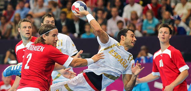 Dani Sarmiento hace un lanzamiento ante Mogensen en el partido.