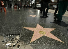 El da&ntilde;o es visible en las estrellas del Paseo de la Fama de Hollywood
