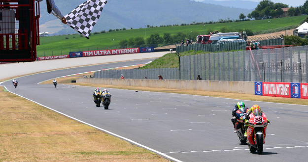 El piloto italiano cruza la línea de meta de Mugello por delante de pol Espargaró. El piloto italiano cruza la línea de meta de Mugello por delante de pol Espargaró.