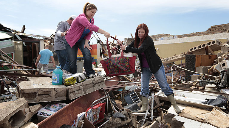Los vecinos de Oklahoma regresan a sus casas destruidas 
