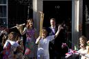 El primer ministro brit&aacute;nico David Cameron y su esposa Samantha Cameron posan junto a Florence Rowe que porta la antorcha ol&iacute;mpica, frente al n&uacute;mero 10 de Downing street en Londres.