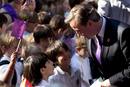 El primer ministro brit&aacute;nico David Cameron conversa con un grupo de ni&ntilde;os mientras espera la llegada de la antorcha ol&iacute;mpica al n&uacute;mero 10 de Downing street en Londres.