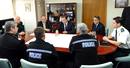El primer ministro birt&aacute;nico, David Cameron, reunido con oficiales de polic&iacute;a en Wolverhampton.