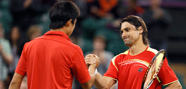 David Ferrer saluda a Kei Nishikori tras caer eliminado en octavos de final de los Juegos Olímpicos de Londres David Ferrer saluda a Kei Nishikori tras caer eliminado en octavos de final de los Juegos Olímpicos de Londres