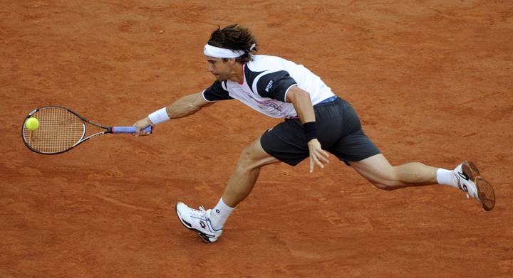 El tenista español David Ferrer devuelve la bola a su compatriota Marcel Granollers