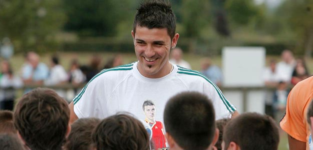 El futbolista sonr&iacute;e a un grupo de ni&ntilde;os de su campus oficial.