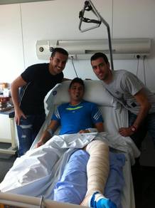 David Villa posa sonriente con Pedro y Busquets
