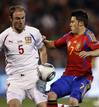 David Villa presionado por el jugador de la Rep&uacute;blica Checa, Hubnik, en el partido de clasificaci&oacute;n para la Eurocopa 2012.