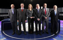 La periodista Mar&iacute;a Casado (c) posa junto a los candidatos de los partidos con representaci&oacute;n parlamentaria antes del comienzo del debate celebrado esta noche en TVE