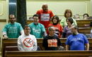 Los diputados de la Izquierda Plural ataviados con camisetas reivindicativas durante la sesión de la tarde del debate
