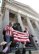 Los diputados del PNV Josu Erkoreka (d) y Pedro Azpiazu colocaron los colores del Athletic de Bilbao a uno de los emblem&aacute;ticos leones del Congreso