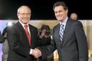 Los candidatos a las elecciones catalanas por CiU, Artur Mas (d) y por el PSC, Jos&eacute; Montilla (i), se saludan momentos del comienzo del debate de la campa&ntilde;a electoral a la presidencia de la Generalitat de Catalu&ntilde;a que se celebra esta noche en los estu
