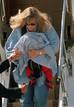 Debbie Rowe, ex mujer de la estrella del pop, sale de un av&iacute;on con un ni&ntilde;o en brazos -que podr&iacute;a ser el hijo de ambos, Prince Michael -.