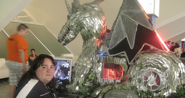 Débora, una alicantina de 23 años, junto a su ordenador tuneado con forma de dragón. Débora, una alicantina de 23 años, junto a su ordenador tuneado con forma de dragón.