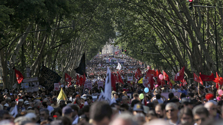 Decenas de miles de portugueses celebran el 39 aniversario de la Revoluci&oacute;n de los Claveles