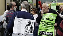 Ir al Video&nbsp;Decenas de oficinas cerradas en Bankia por el "toque a Bankia" del 15-M