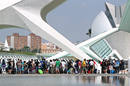 Decenas de personas esperan su turno esta ma&ntilde;ana en la Ciudad de las Ciencias de Valencia para entrar en la Campus Party