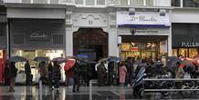 Decenas de personas esperan su turno para comprar lotería en una administración en la Gran Vía de Madrid Decenas de personas esperan su turno para comprar lotería en una administración en la Gran Vía de Madrid