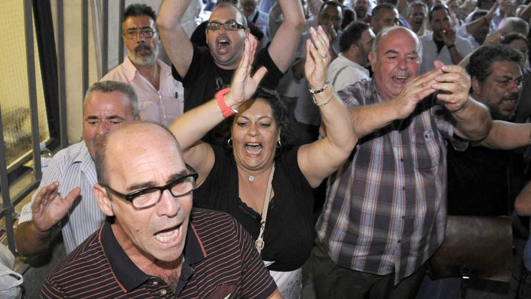 Decenas de sindicalistas reciben con gritos de "libertad" al primer detenido por los ERE