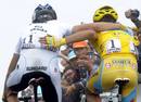 Alberto Contador y Andy Schleck se abrazan tras cruzar la l&iacute;nea de meta en la decimos&eacute;ptima etapa de la 97 edici&oacute;n del Tour de Francia 2010, disputada entre Pau y Col del Tourmalet, que gan&oacute; el luxemburgu&eacute;s por cortes&iacute;a del espa&ntilde;ol.