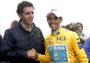 El cinco veces ganador del Tour de Francia Miguel Indurain saluda al espa&ntilde;ol del equipo Astana Alberto Contador, tras la disputa de la decimos&eacute;ptima etapa del Tour de Francia 2010, entre Pau y la cima pirenaica del Tourmalet