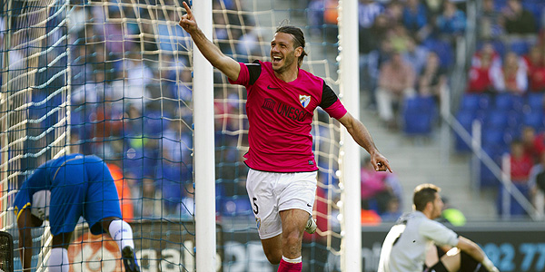 El defensa argentino del Málaga, Martín Demichelis, celebra su gol ante el RCD Espanyol. El defensa argentino del Málaga, Martín Demichelis, celebra su gol ante el RCD Espanyol.