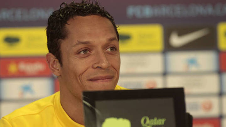 El defensa azulgrana, Adriano Correia, durante una rueda de prensa.