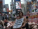 DEFENSORES DE ANIMALES PROTESTAN DESNUDOS EN TIMES SQUARE CONTRA SANFERMINES