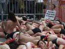 DEFENSORES DE ANIMALES PROTESTAN DESNUDOS EN TIMES SQUARE CONTRA SANFERMINES