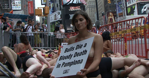 DEFENSORES DE ANIMALES PROTESTAN DESNUDOS EN TIMES SQUARE CONTRA SANFERMINES DEFENSORES DE ANIMALES PROTESTAN DESNUDOS EN TIMES SQUARE CONTRA SANFERMINES