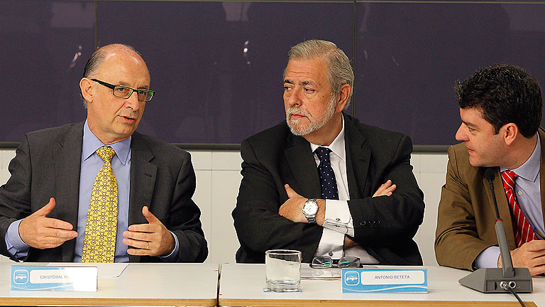 El Gobierno eleva el d&eacute;ficit de 2011 al 8,9% del PIB por el desv&iacute;o de las CC.AA.