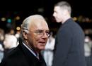 La ex estrella del f&uacute;tbol, el alem&aacute;n Franz Beckenbauer, posa a su llegada a la Gala de entrega de los premios al mejor jugador y mejor jugadora del 2008 de la FIFA.