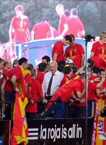 Del Bosque celebra con la selecci&oacute;n espa&ntilde;ola el triunfo de la Eurocopa 2012