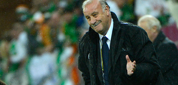 Del Bosque da instrucciones durante el partido contra Irlanda.
