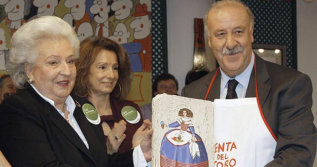 El seleccionador recib&iacute;a recientemente un premio que le entregaba la infanta Pilar de Borb&oacute;n.