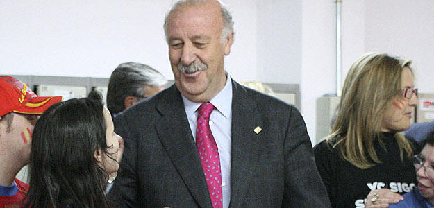 El seleccionador de Espa&ntilde;a de f&uacute;tbol, Vicente del Bosque, durante la visita que realiz&oacute; al centro de discapacitados de Asprona en Albacete.