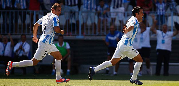 El delantero argentino del M&aacute;laga, Javier Saviola, celebra junto a Joaqu&iacute;n su primer gol contra el Levante.