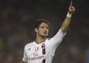 El delantero brasile&ntilde;o del AC Milan Alexandre Pato, celebra el gol que ha marcado al FC Barcelona durante el primer partido de la fase de grupos de la Liga de Campeones