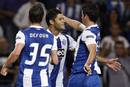 El delantero brasile&ntilde;o del FC Porto Hulk (c) celebra su gol contra el Shakhtar Donetsk con sus compa&ntilde;eros Defour (i) y James Rodriguez