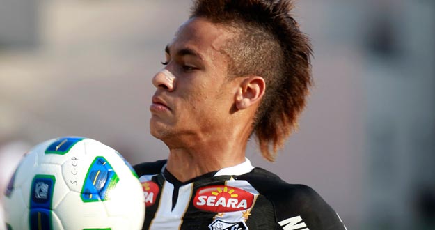 El delantero brasile&ntilde;o del Santos, Neymar, durante un partido frente al Corinthians en Sao Paulo.