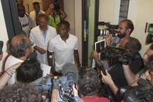 El delantero camerunés Samuel Eto'o a su llegada a la revisión médica en Roma el miércoles 24 de agosto, tras alcanzar un acuerdo con el Anzhí El delantero camerunés Samuel Eto'o a su llegada a la revisión médica en Roma el miércoles 24 de agosto, tras alcanzar un acuerdo con el Anzhí