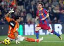El delantero del Bar&ccedil;a, Leo Messi, bati&oacute; al portero de la Real Sociedad, el chileno Claudio Bravo, en dos ocasiones.