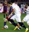 El delantero del Barcelona Messi sufre la presi&oacute;n de los sevillistas Mart&iacute;n C&aacute;ceres y Capel.